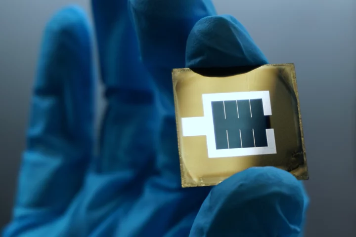 A new perovskite/silicon tandem solar cell has set a record efficiency of 32.5%