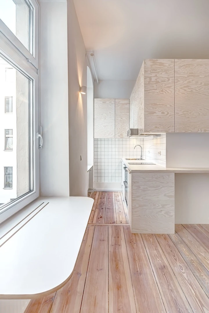 An extended window sill provides an unobtrusive workspace in the Micro-Apartment Moabit (Photo: Ringo Paulusch)