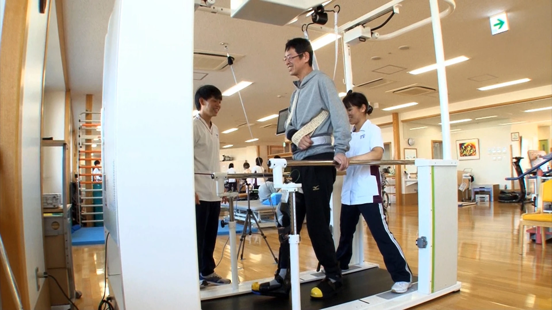 A patient uses the system with the help of therapists