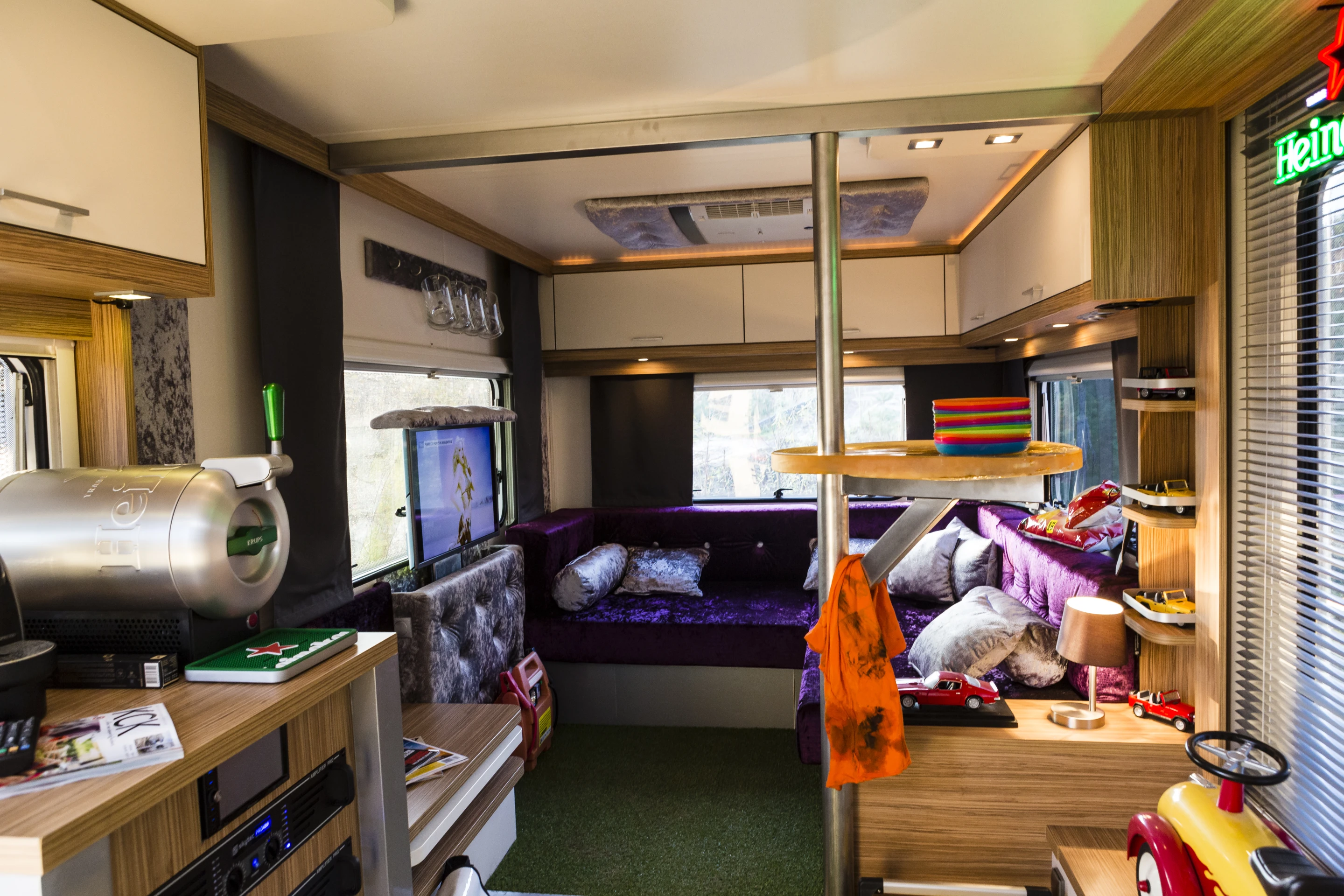 Inside the Mannen Caravan