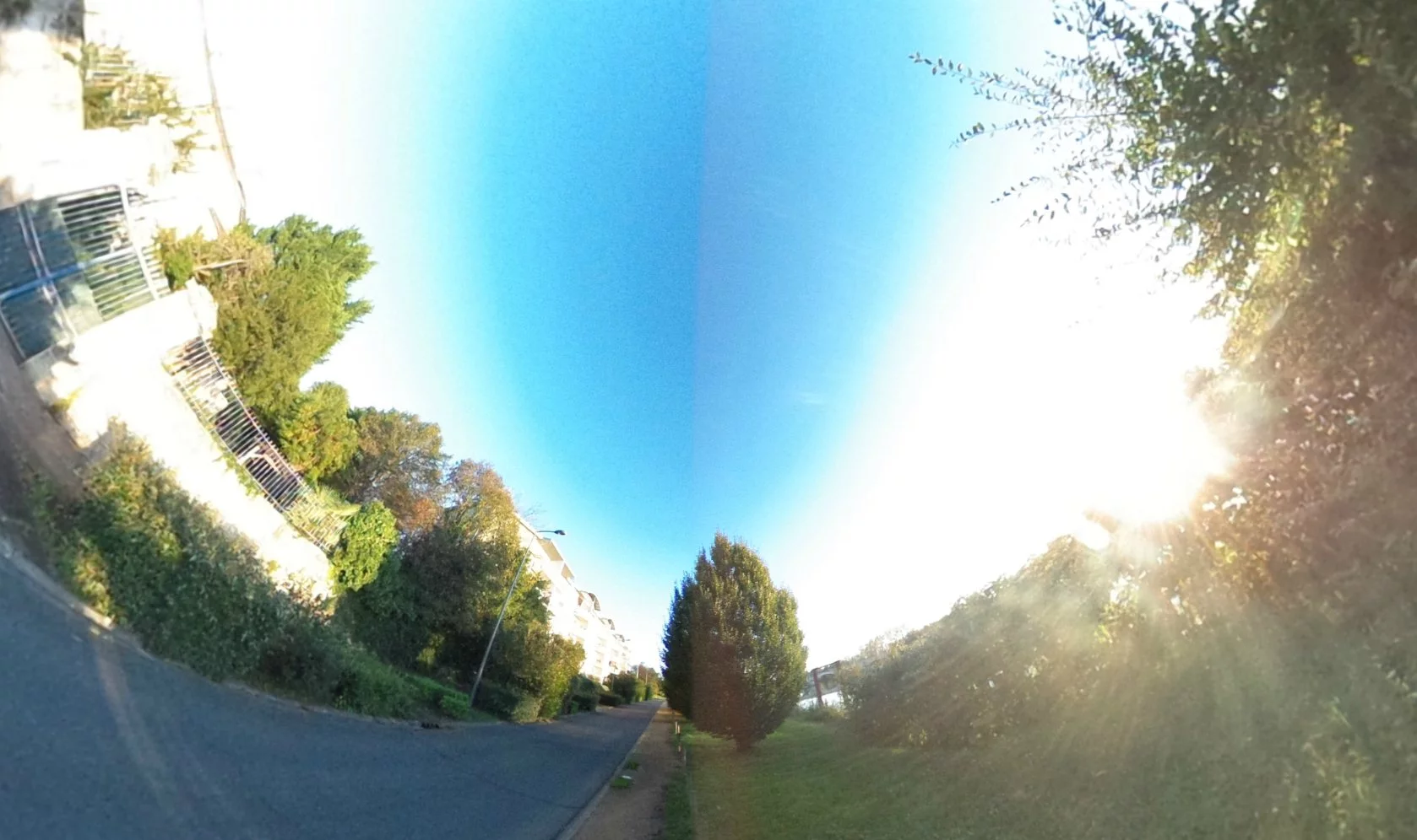 A walk along the river seen through Theta's lenses