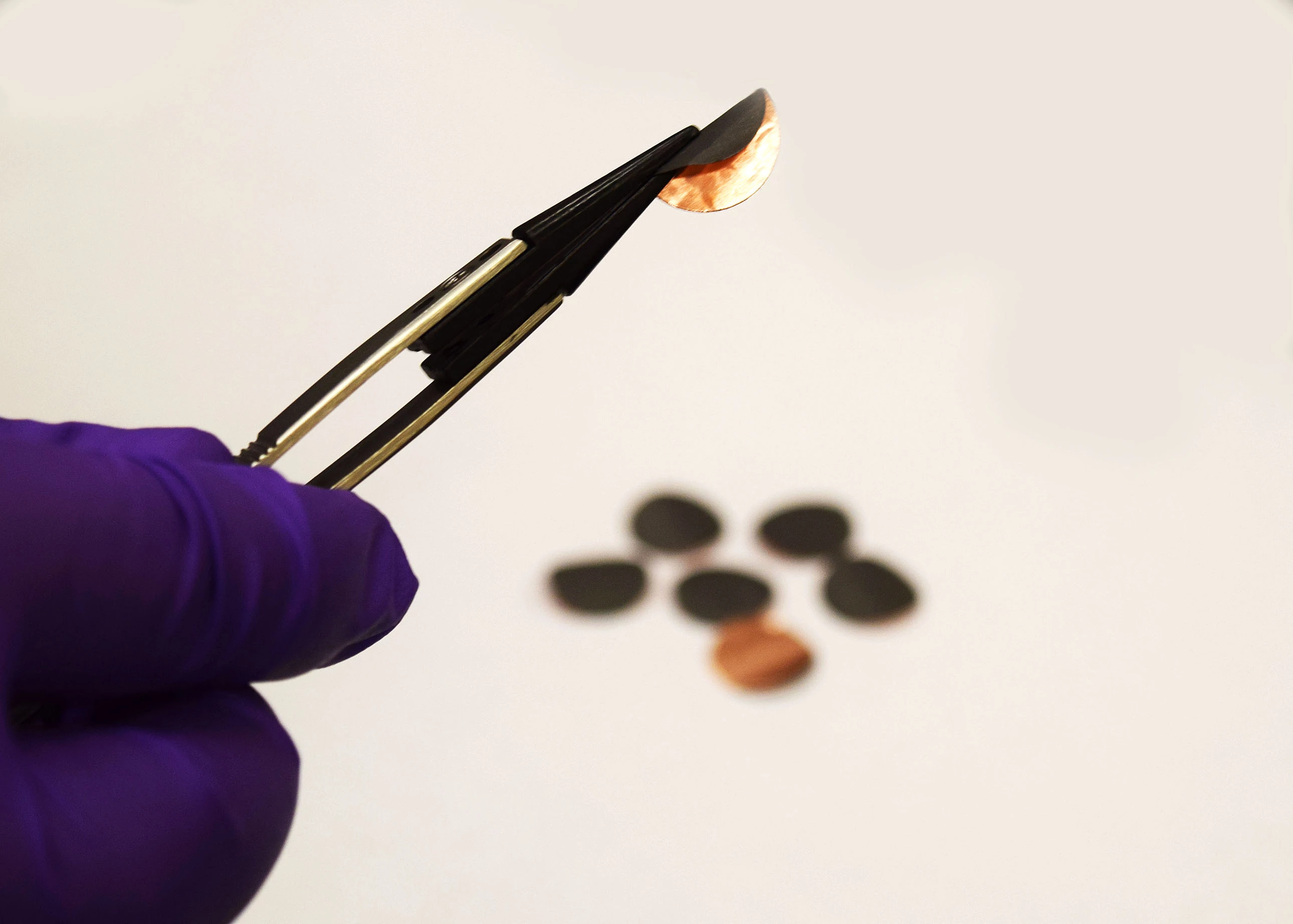 Scientists at Purdue University have come up with a "nanochain" electrode design (seen in black), that could give lithium batteries a big boost