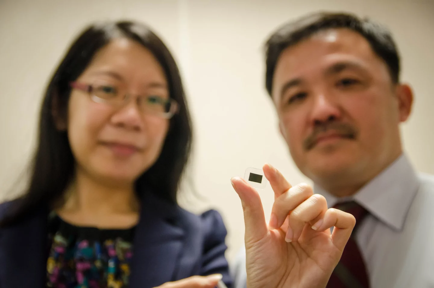 Prof. Lee Pooi See (left) and Xenon Technologies CEO Jack Tuen, with the new capacitor material