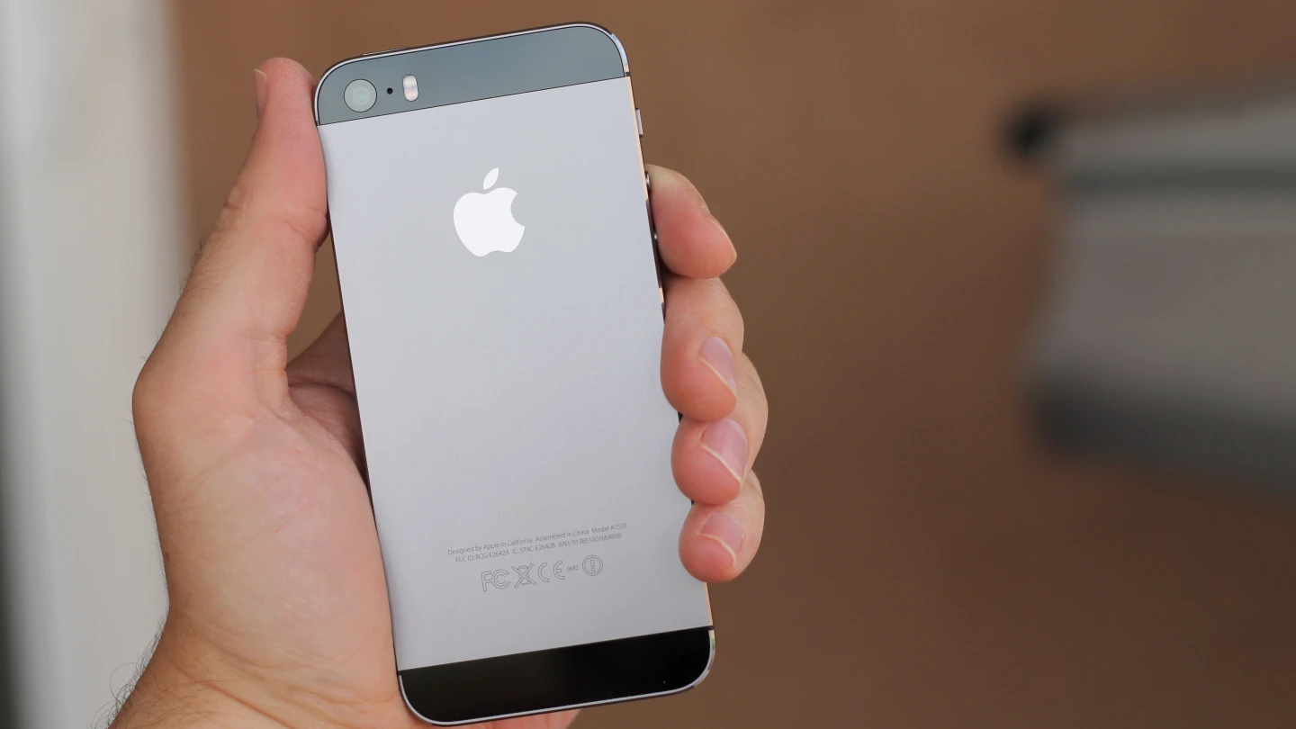 The iPhone's size is looking pretty dated compared to larger Android flagships, but it's still an outstanding handset (Photo: Will Shanklin/Gizmag.com)