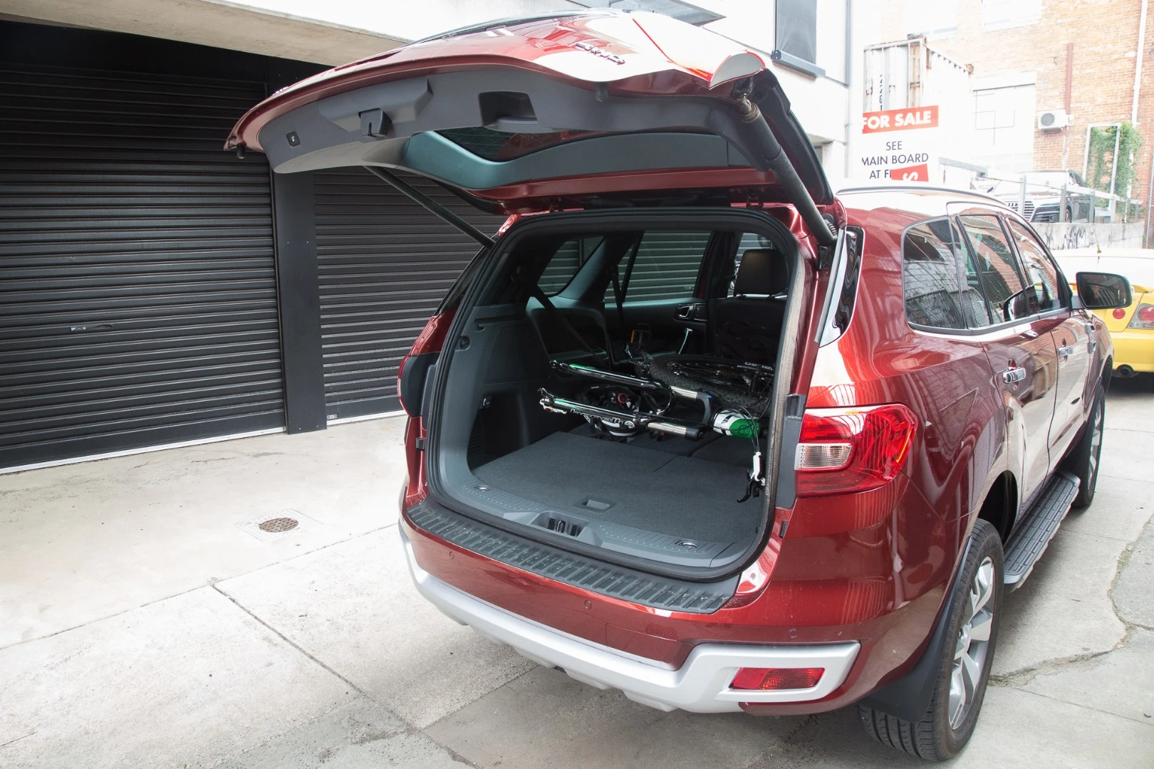 Ford Everest: power tailgate and loads of cargo space