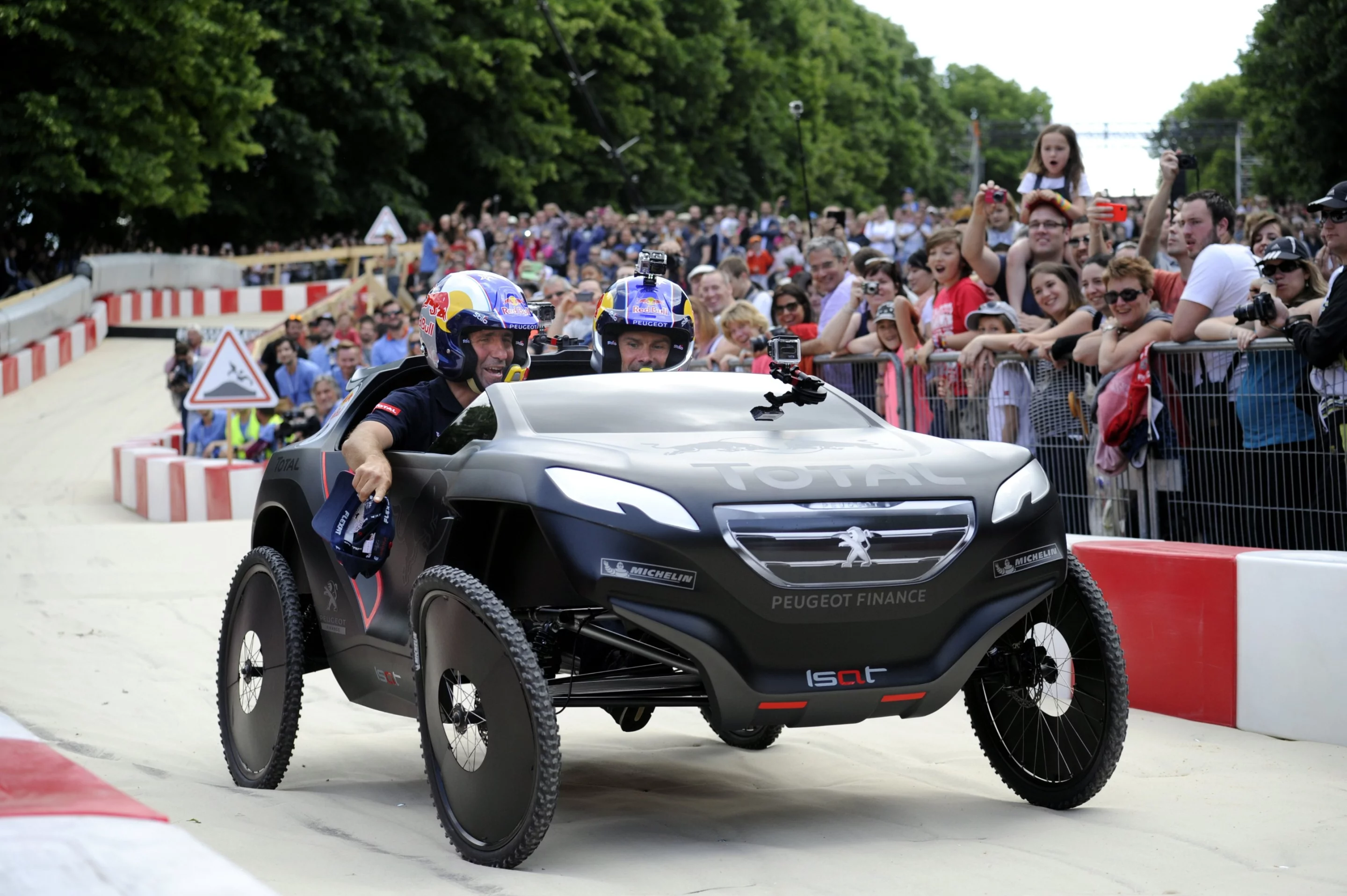 The 2008 DKR soap box car takes a run at the 2014 Red Bull Soapbox race in Paris (Photo: Red Bull Content Pool)