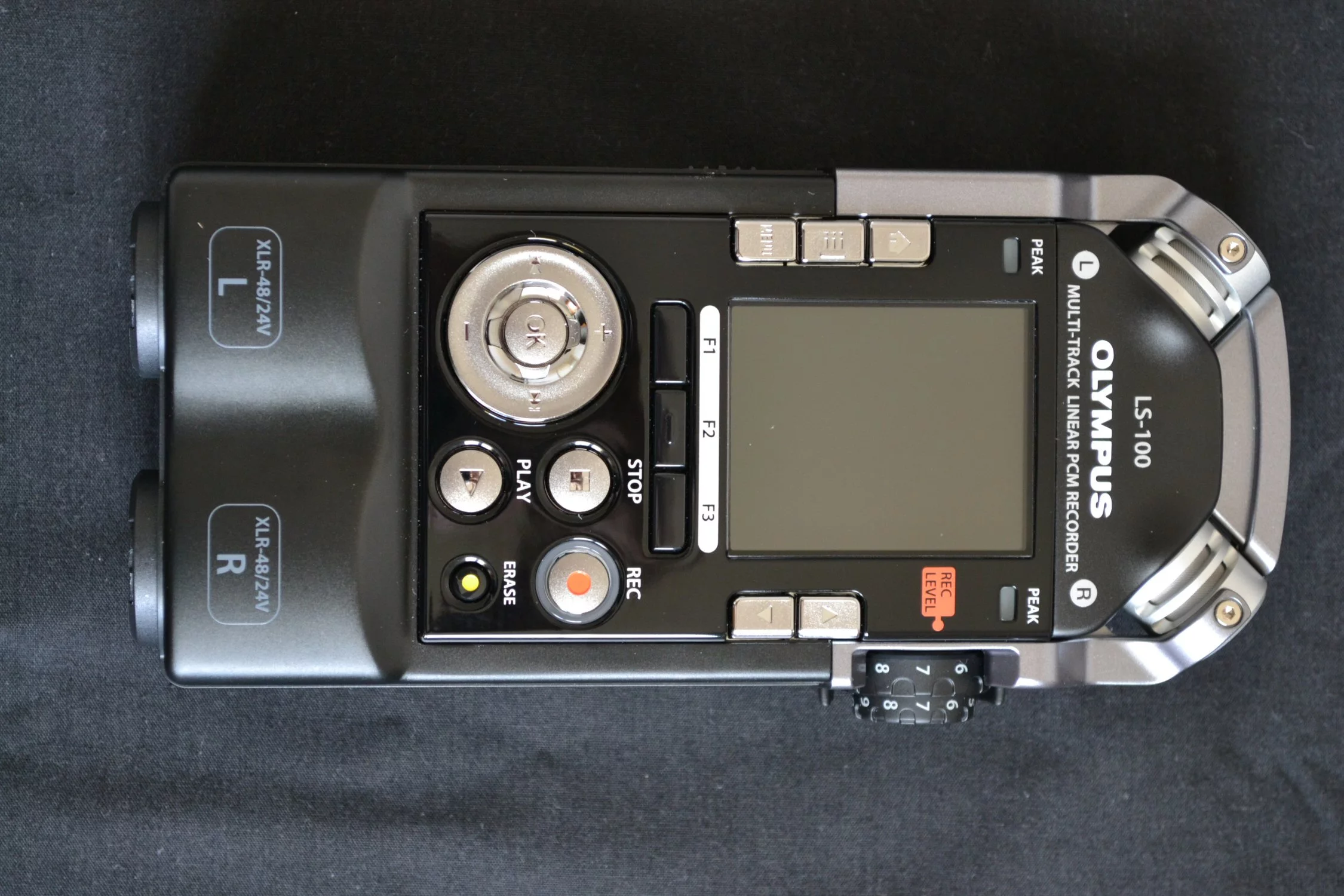 The mixture of metal and hard plastic body lends a feeling of solid construction and durability