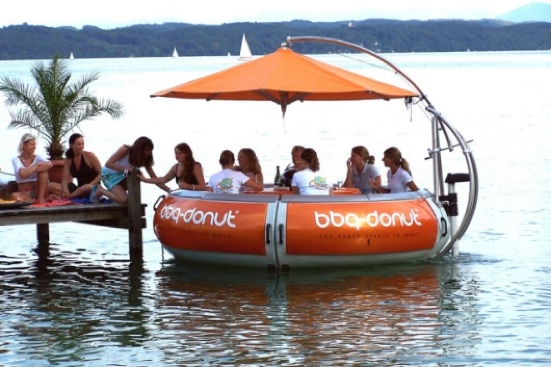 The Floating restaurant table