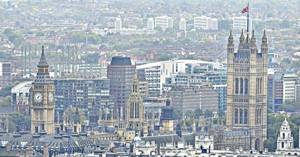 Even at great distances, you can still clearly see the faces of individual people and pinpoint famous landmarks like Big Ben and the Tower Bridge