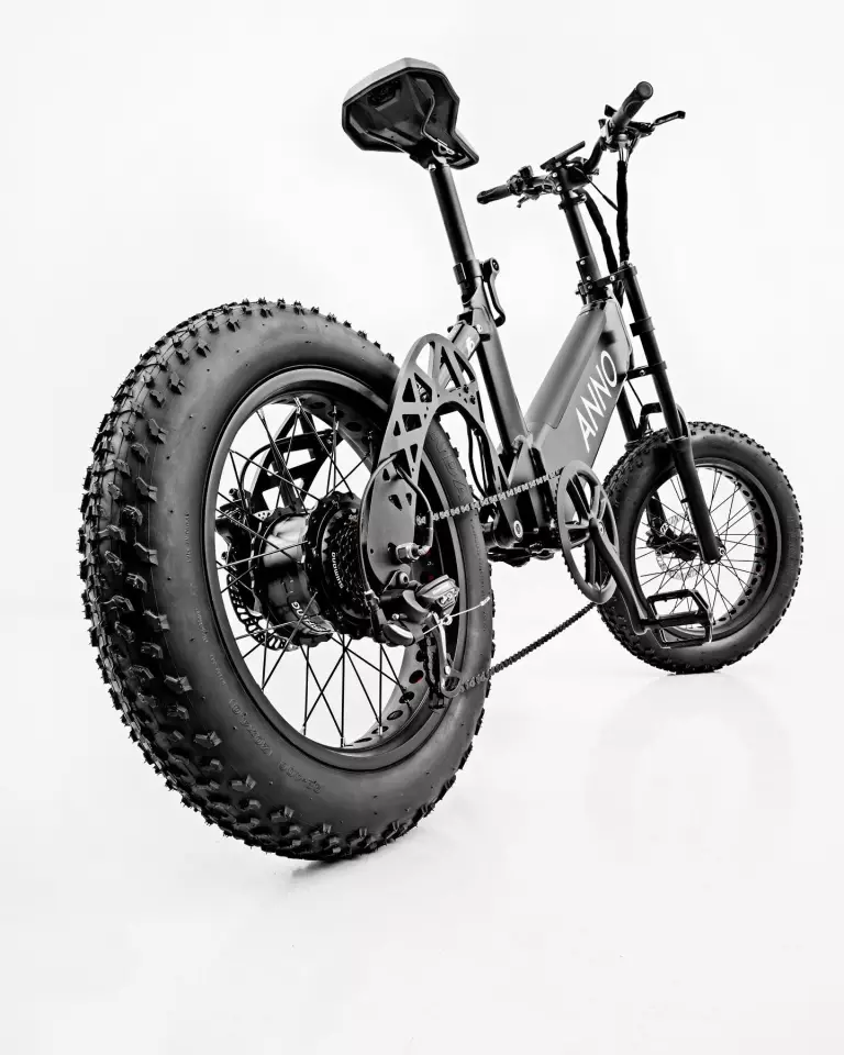 The Annobike A1 features a chain drive and seven gears, with the EU version pedal-assist only while the US gets throttle control