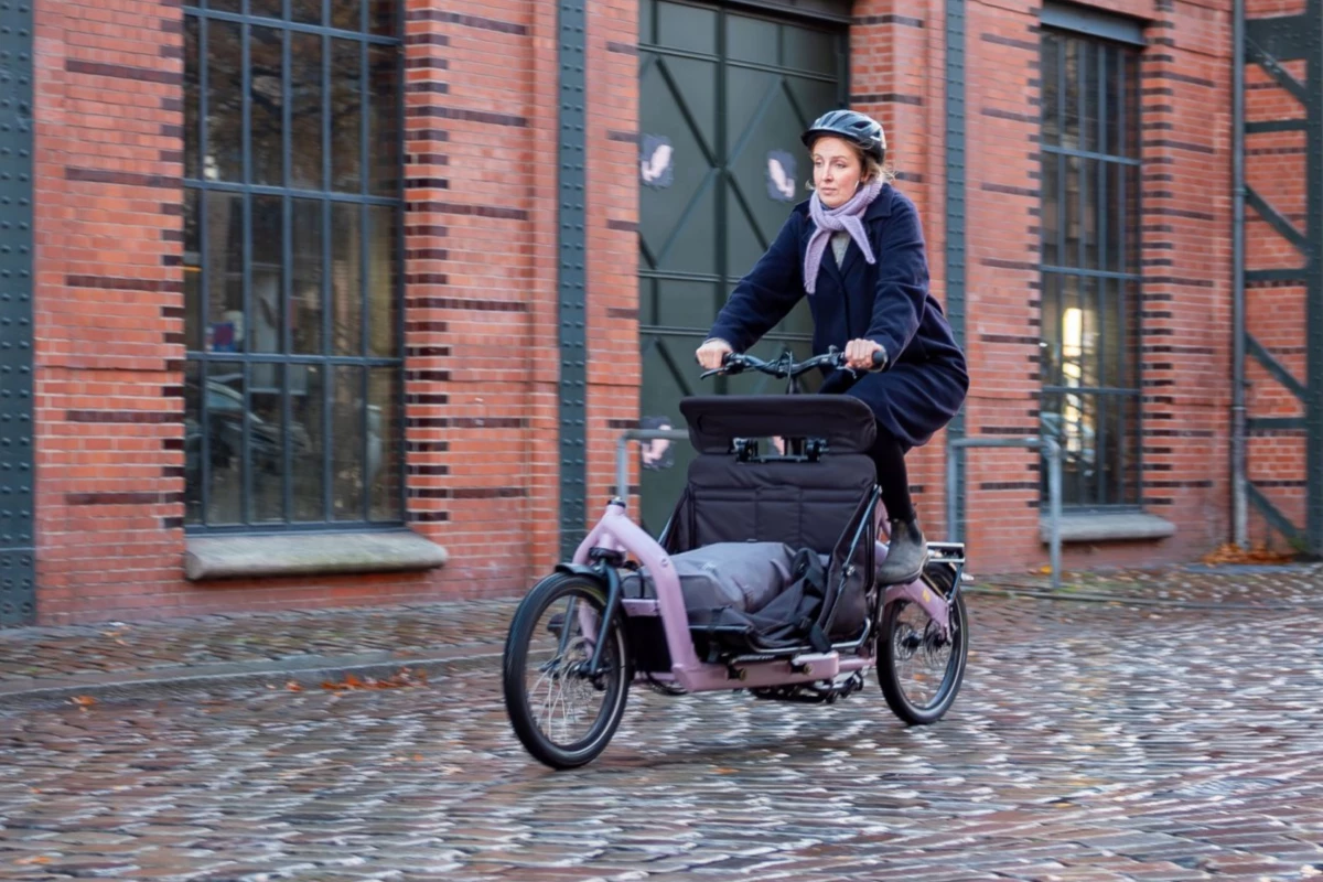 The E-Fold Long John cargo e-bike can be optioned with a side-by-side seating platform for securely hauling a couple of kids
