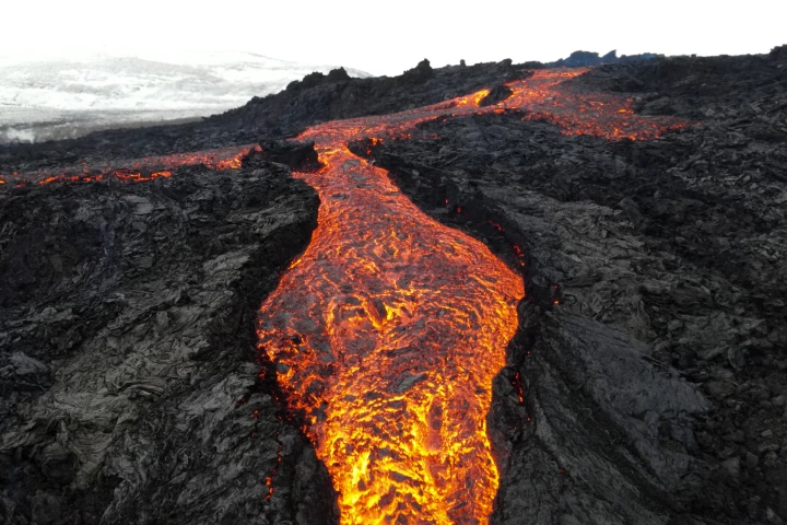Researchers have examined the composition of tiny crystal "time capsules" to ascertain when Earth's tectonic plates began moving