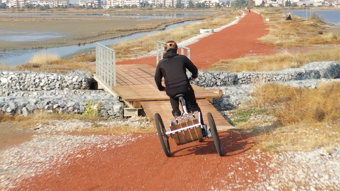 A differential in the rear axle delivers pedaling power to both of the rear wheels simultaneously, even when they're tilting or are at different heights