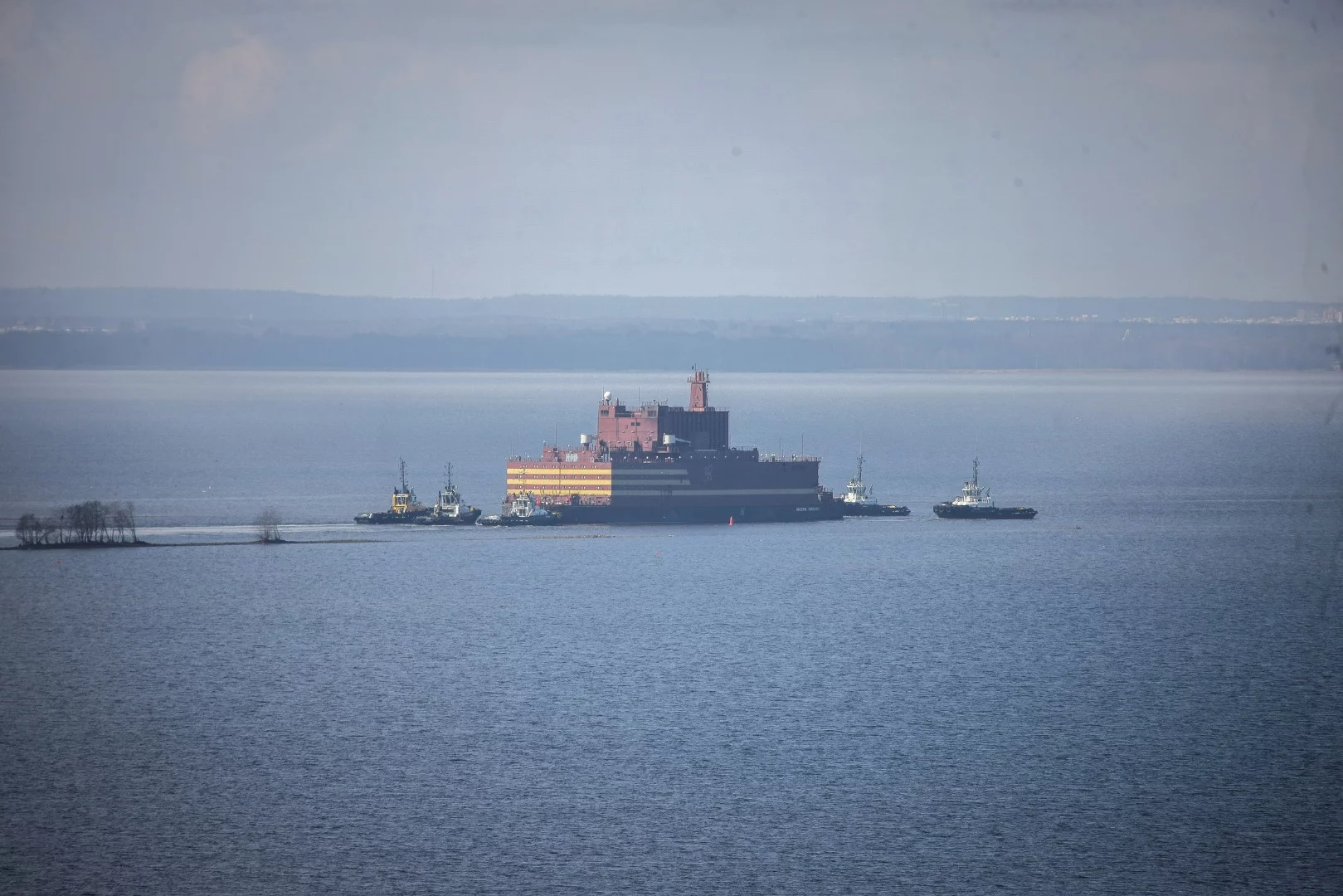The “Akademik Lomonosov” leaves St. Petersburg under tow
