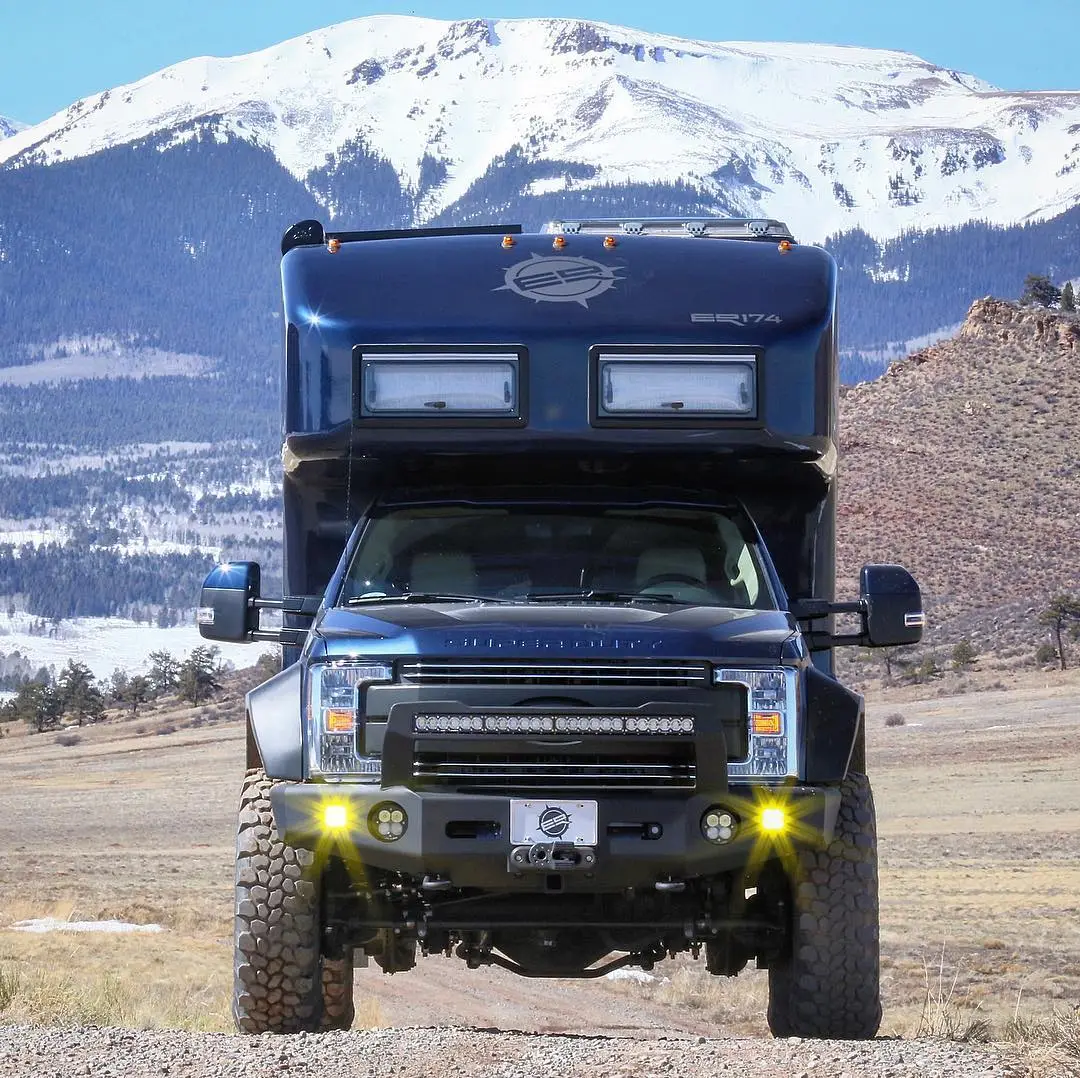 With its standard 4WD system and EarthRoamer-spec air ride suspension system, the XV-LTS is designed to travel comfortably off-road as well as on