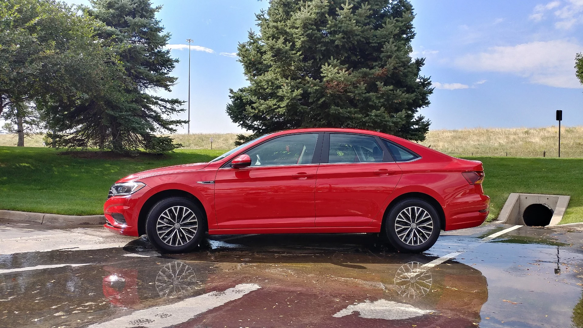 The Jetta is now a bit larger and wider than the outgoing generation and pushes the wheels towards the corners for a longer wheelbase