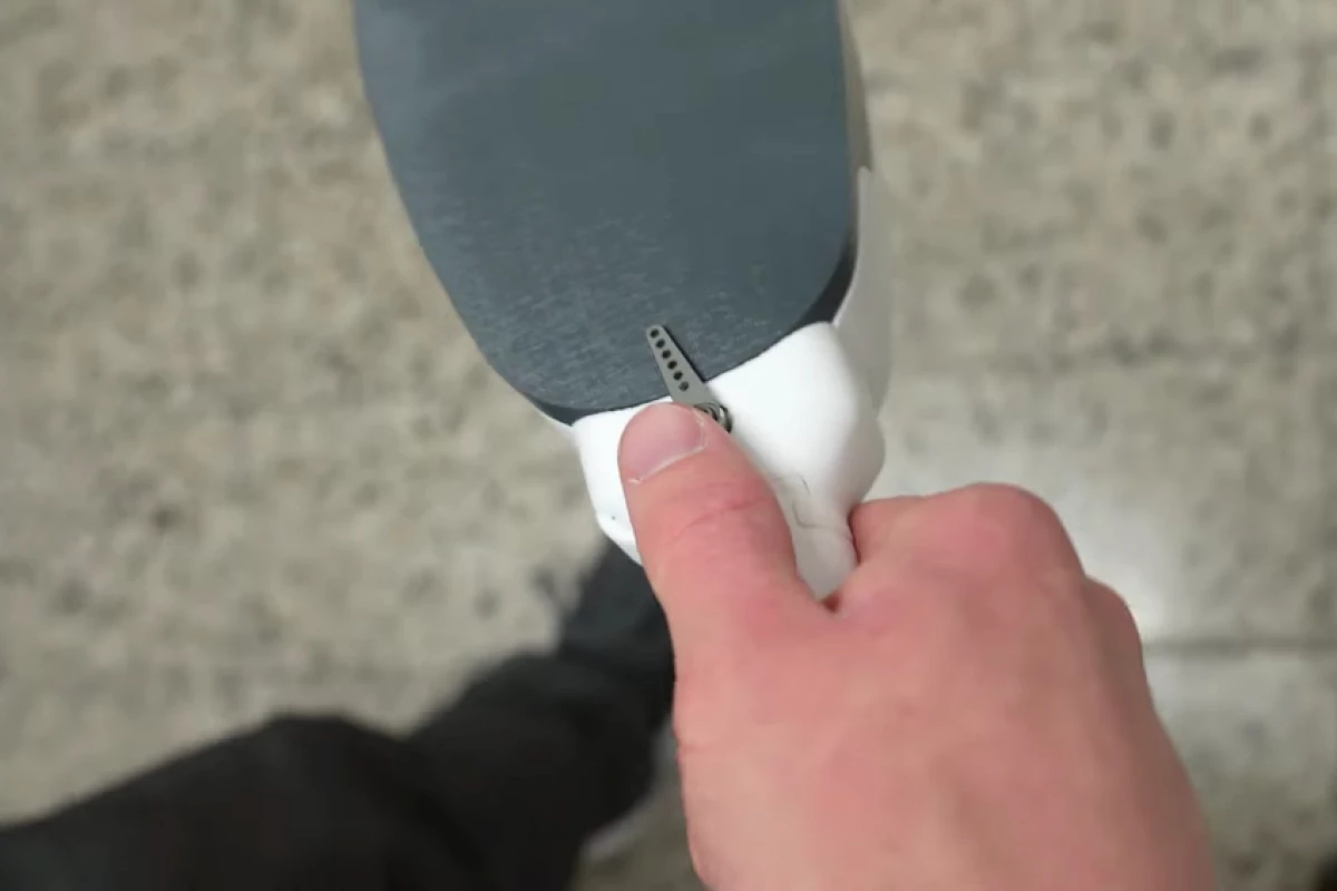 NextGuide users are guided by an arrow that points the way to an obstacle-free path, the idea being that they can thus