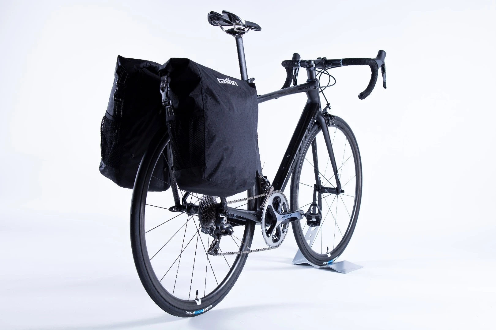 The Tailfin rack and both panniers tip the scales at a combined 875 g (1.9 lb)
