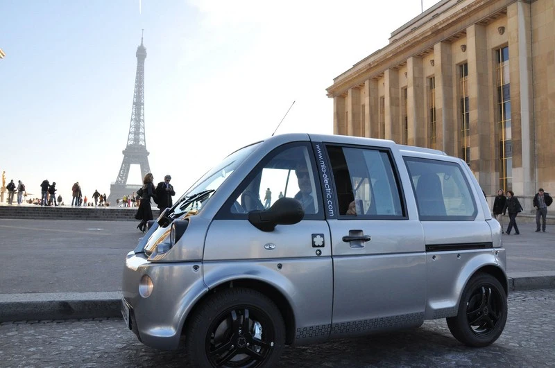 The mia on the streets of Paris
