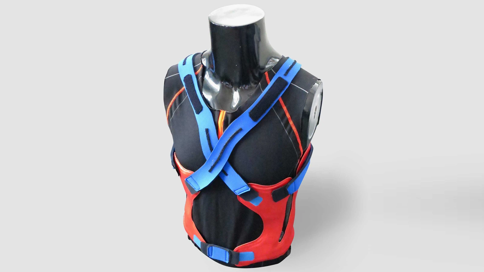 The CareJack vest uses flexible, soft electronics to aid caregivers and workers in carrying heavy loads (Photo: Fraunhofer IPK/IZM)