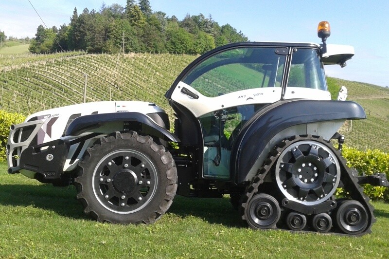 Ferrari Sky Jump V95 Dualsteer tractor: rubber tracks do less damage to the earth than steel ones.
