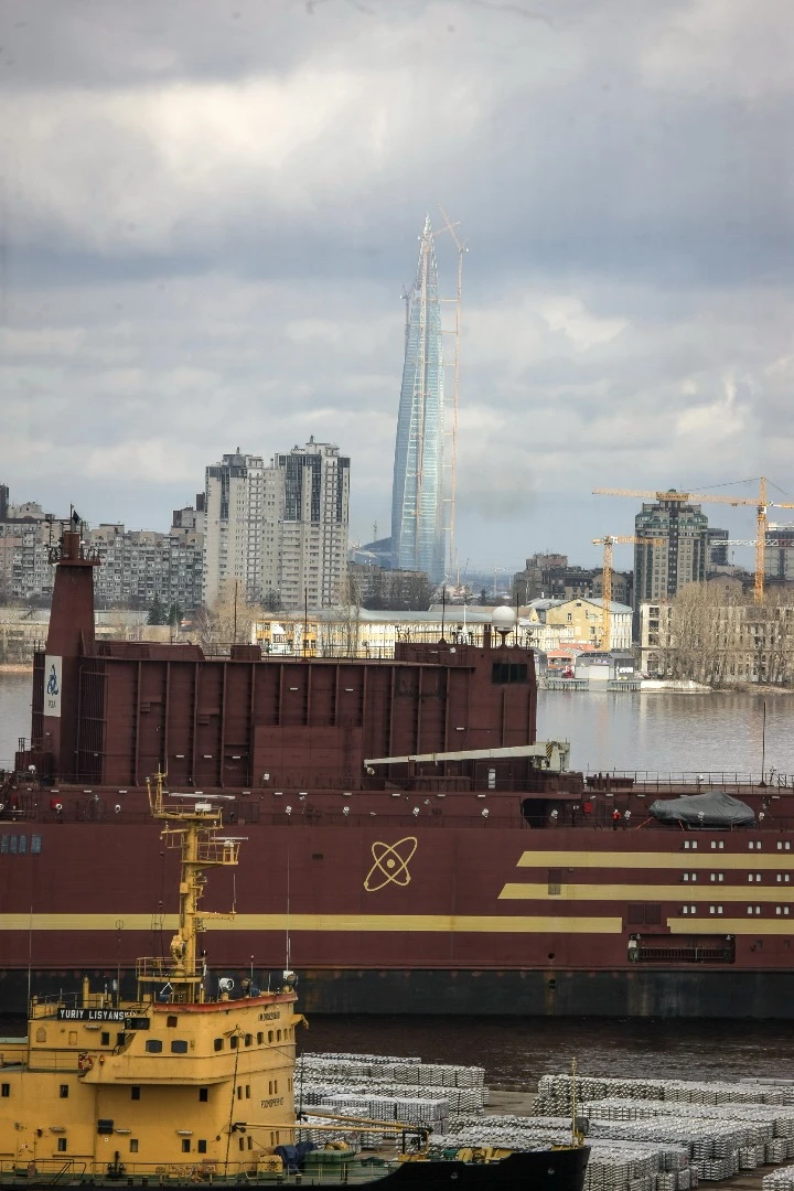 The “Akademik Lomonosov” leaves St. Petersburg under tow
