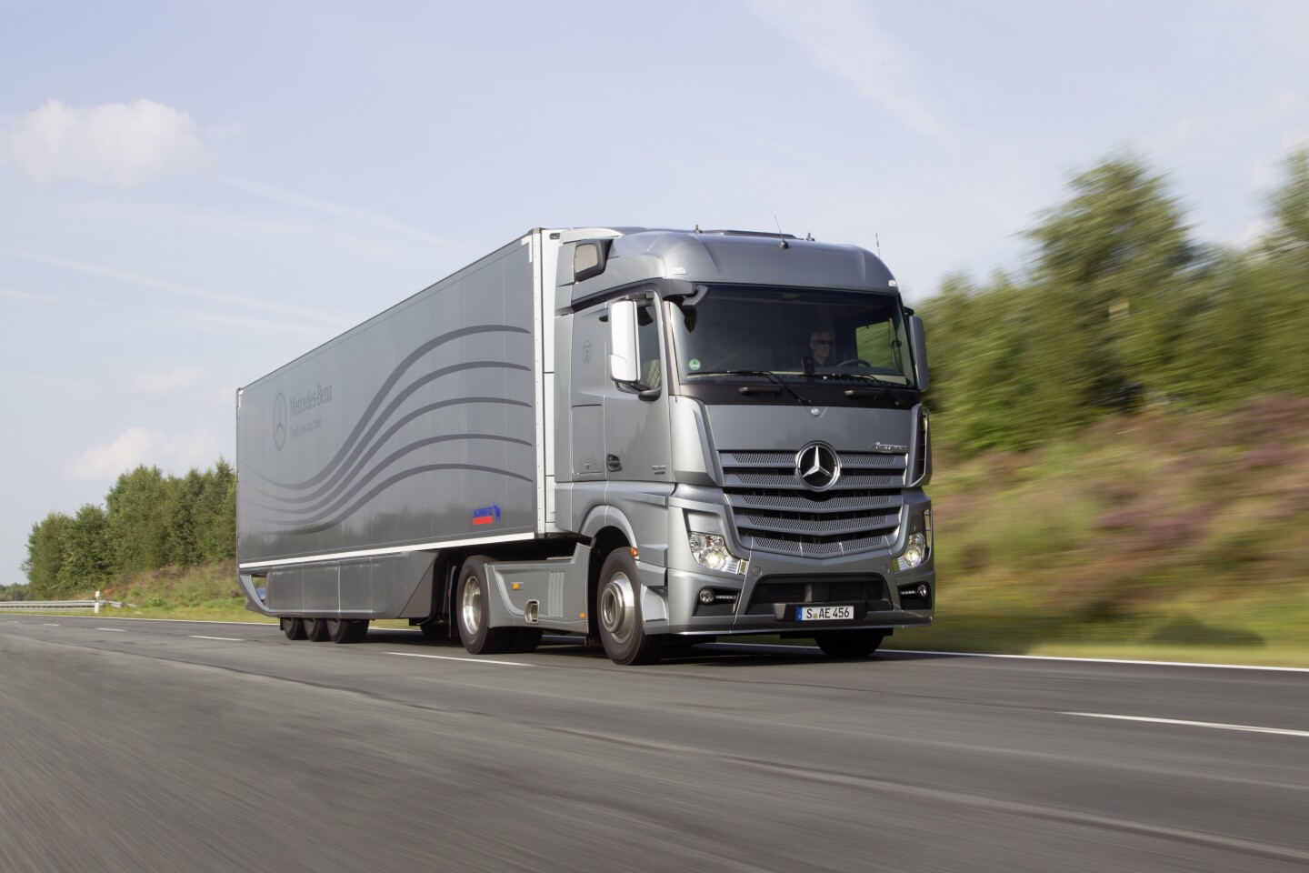 Mercedes Benz Premieres Aerodynamic Truck And Trailer