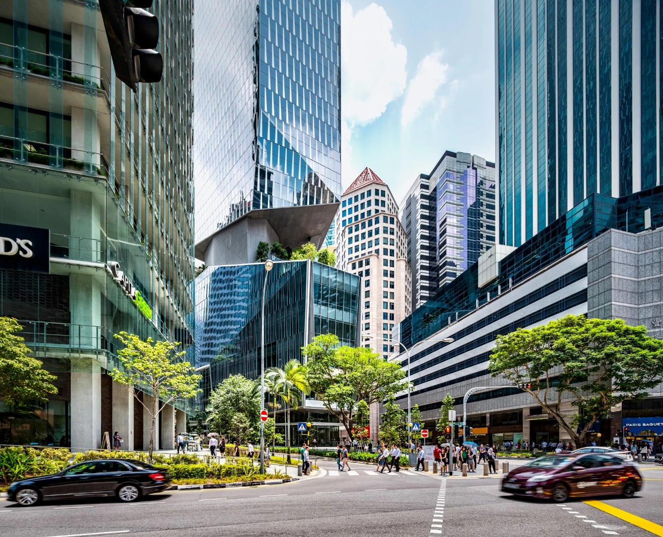 Robinson Tower is situated on an awkward V-shaped site in Singapore