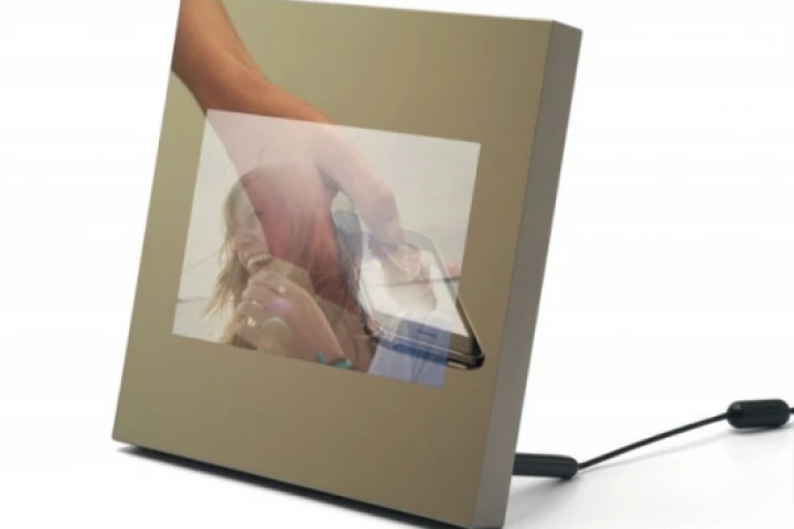 Parrot Specchio digital photo frame by Martin Szekely