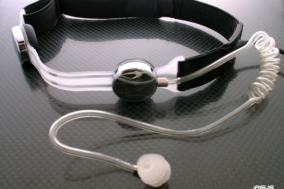 IASUS Concepts' NT3 is a throat mic intended for use when talking on the phone while driving a convertible (Photo: IASUS)
