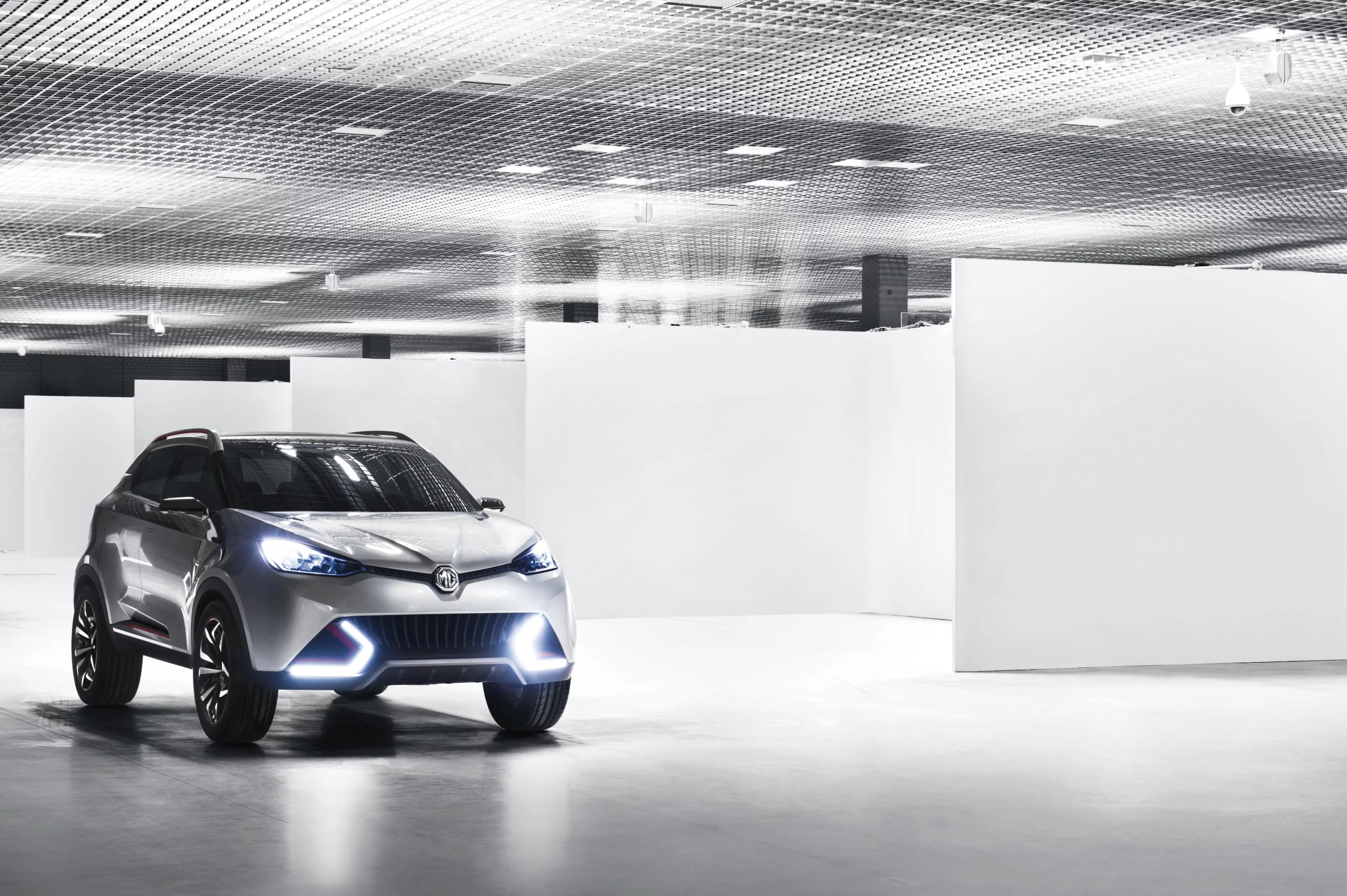 MG CS headlights have a multi-faceted ‘shard’ structure which refracts light in various colours