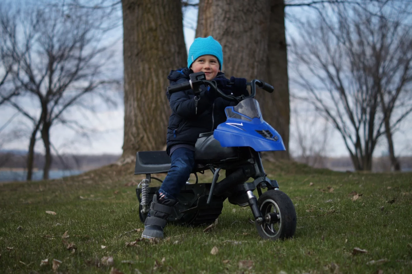 Once the snow melts, the Naseka can continue to be used, by swapping its ski for an included front wheel