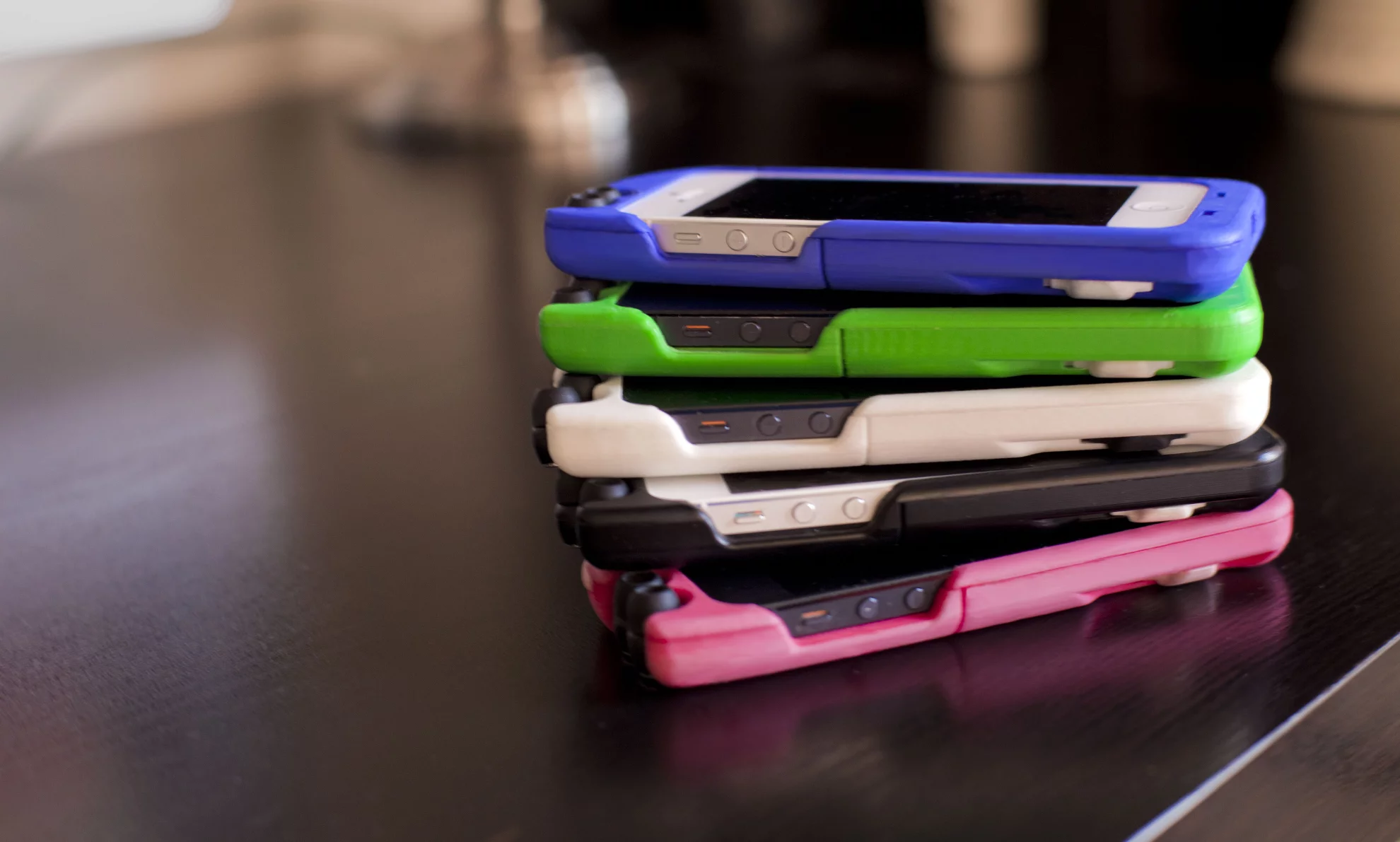 The two earbuds and winding mechanism fit unobtrusively into the case, only adding about 6 mm of thickness and 25 mm of height to an iPhone 5 when it's attached