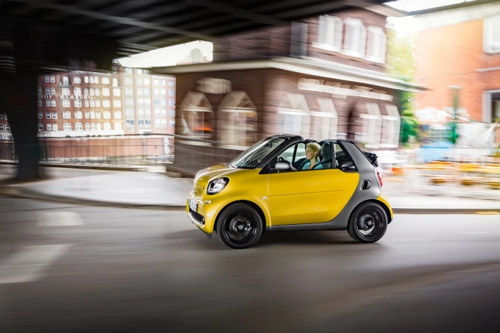 The side-bars of the Fortwo Cabrio can be slotted out to remove the roof