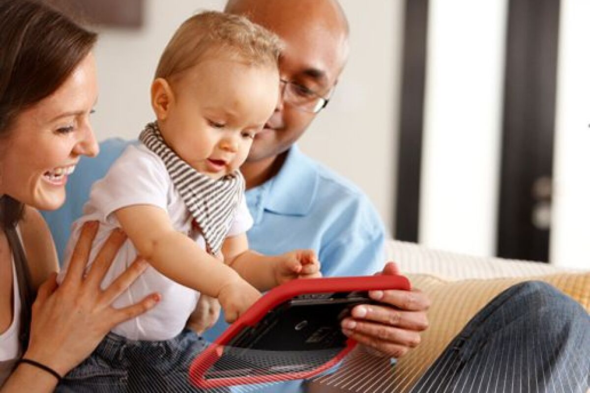 Дети родители гаджеты. Планшет для детей. Дети родители гаджеты. Фото родительского телефона. Мама с телефоном и ребенком.