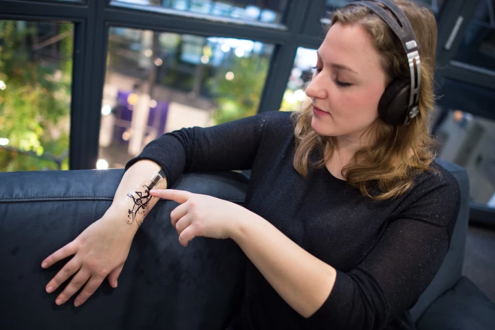 An iSkin sticker is used to control the playback of music (Photo: Saarland University)