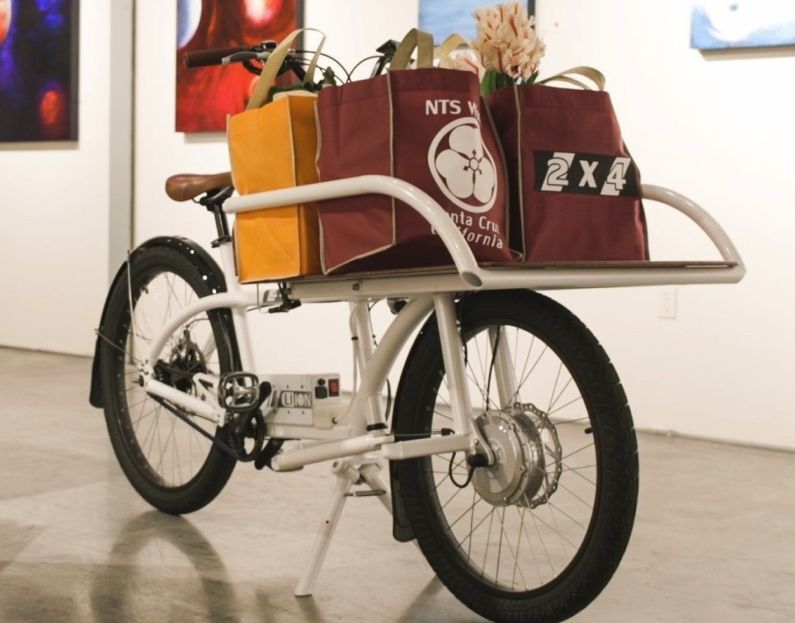 The motor is built into the front wheel, whereas the rider’s pedaling action – as is the case with most other bikes – powers the 26-inch rear wheel