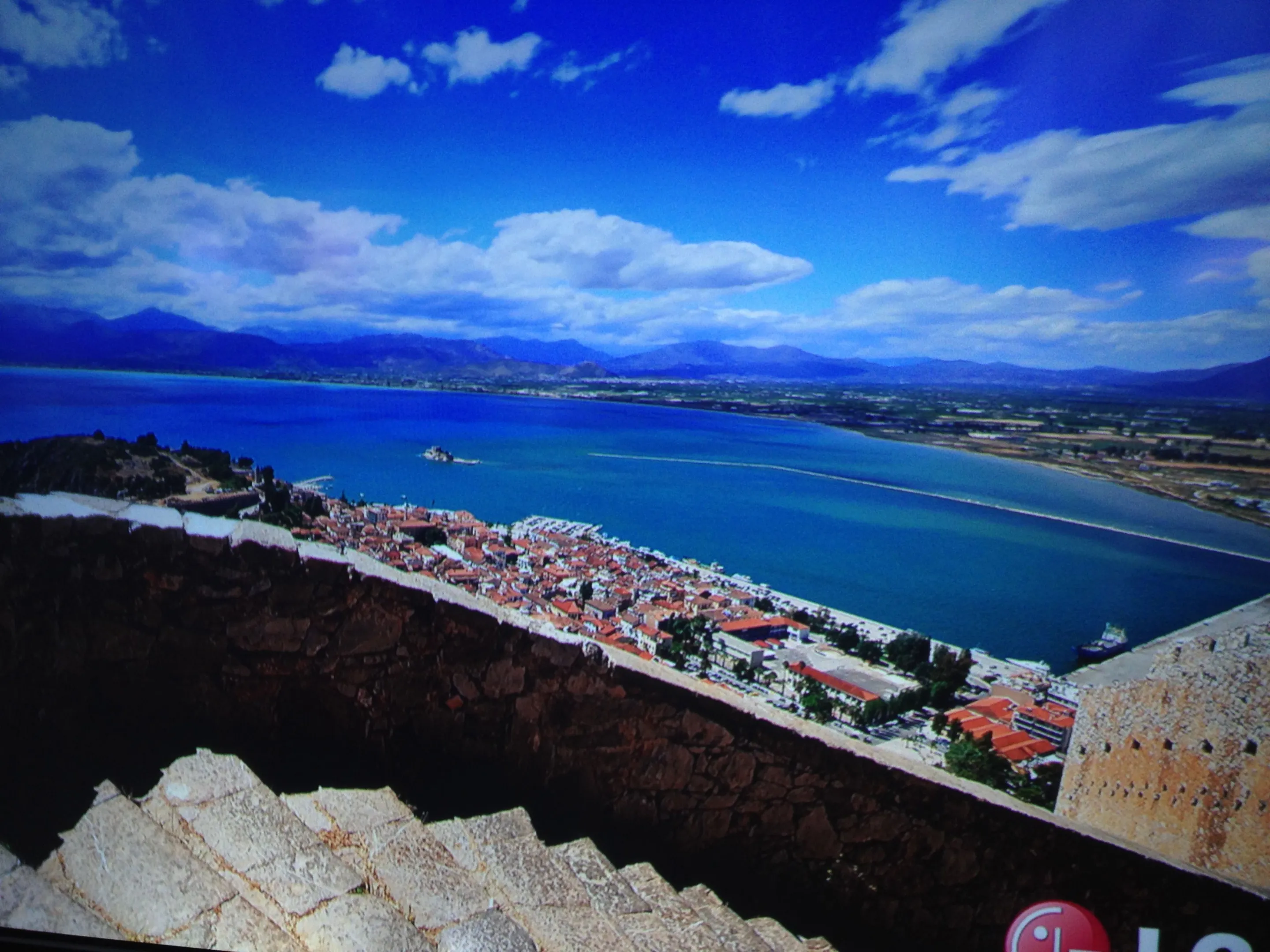 Despite the close distance and large size, the Laser TV gives a full 1080p image with a 10,000,000 :1 dynamic contrast ratio