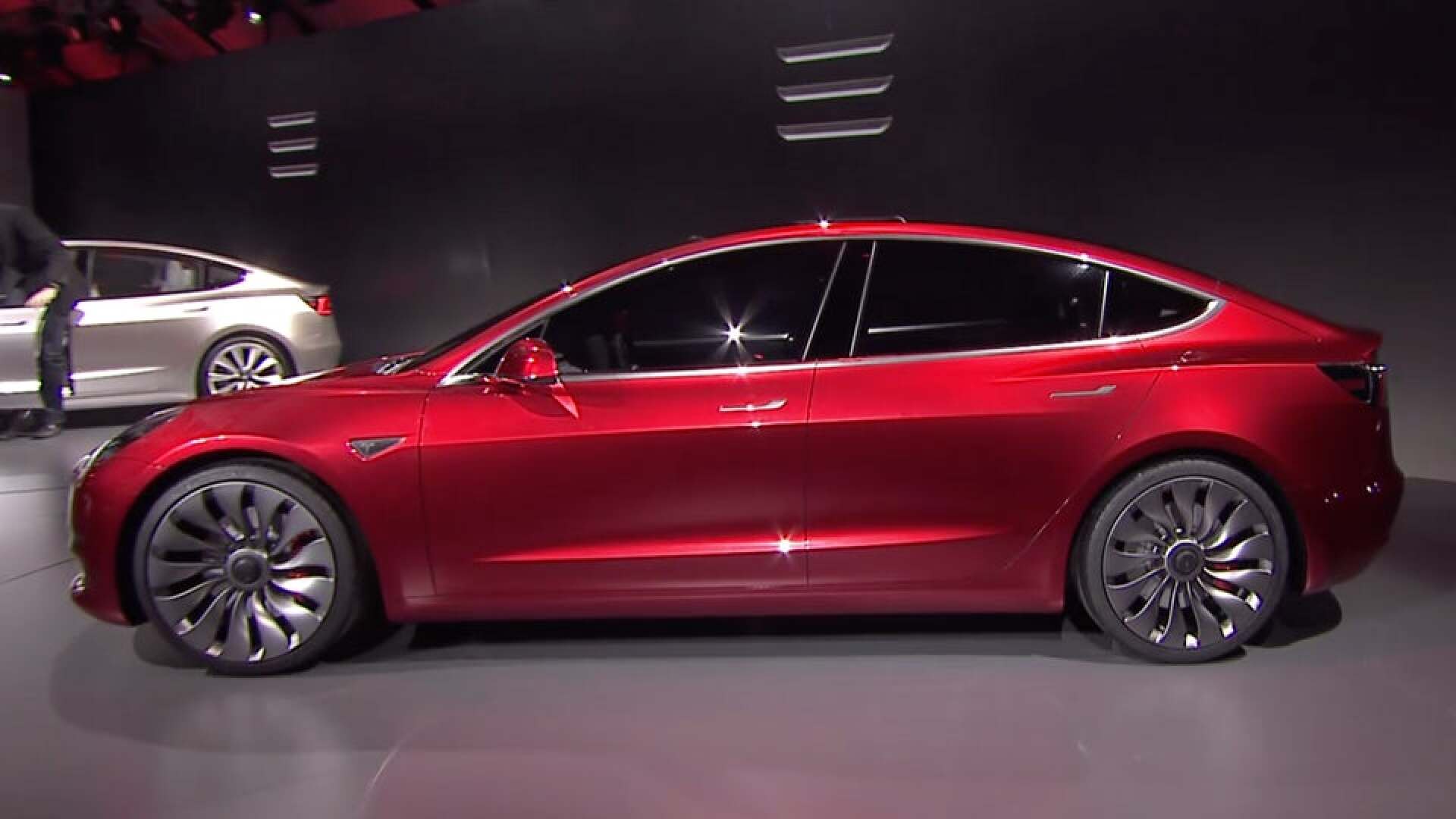 Tesla starts offering cheaper midrange Model 3