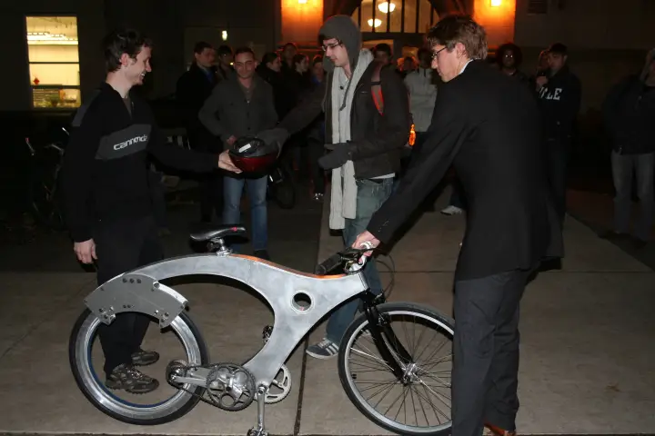 The spokeless bicycle was the brainchild of nine Yale seniors from an engineering class
