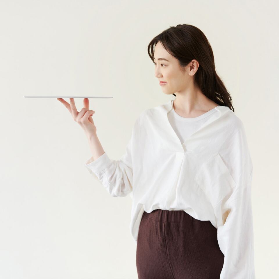 The 3rd-gen Quaderno A4 e-note measures 222.8 x 301.1 5.7 mm, and weighs in at 368 g