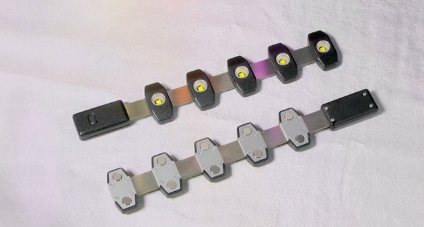 The Zyntony Ra packs five Cree LEDs, connected by flexible circuitry sandwiched between strips of spring steel