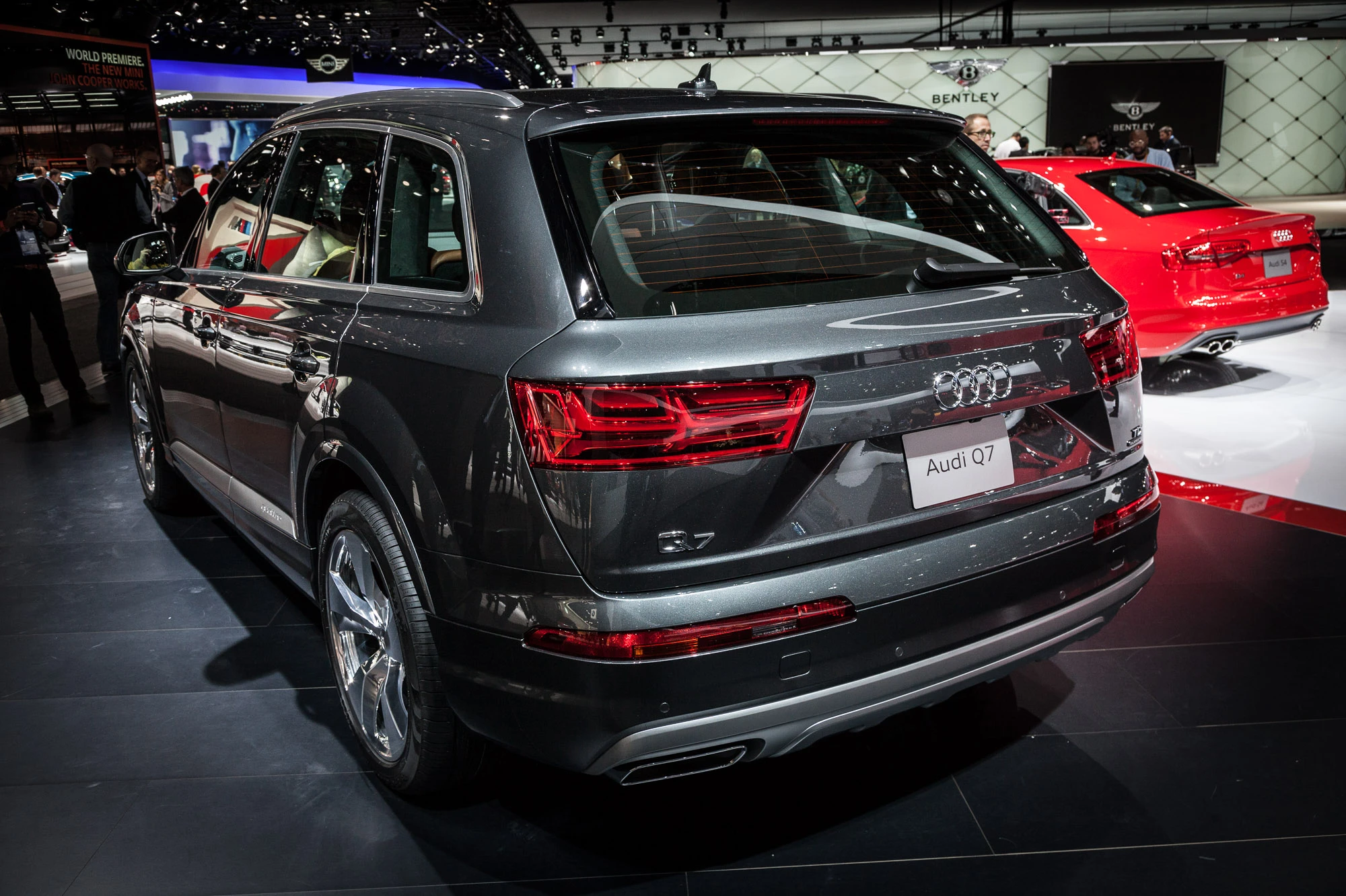 The Q7 on display at the Detroit Auto Show (Photo: Loz Blain/Gizmag)