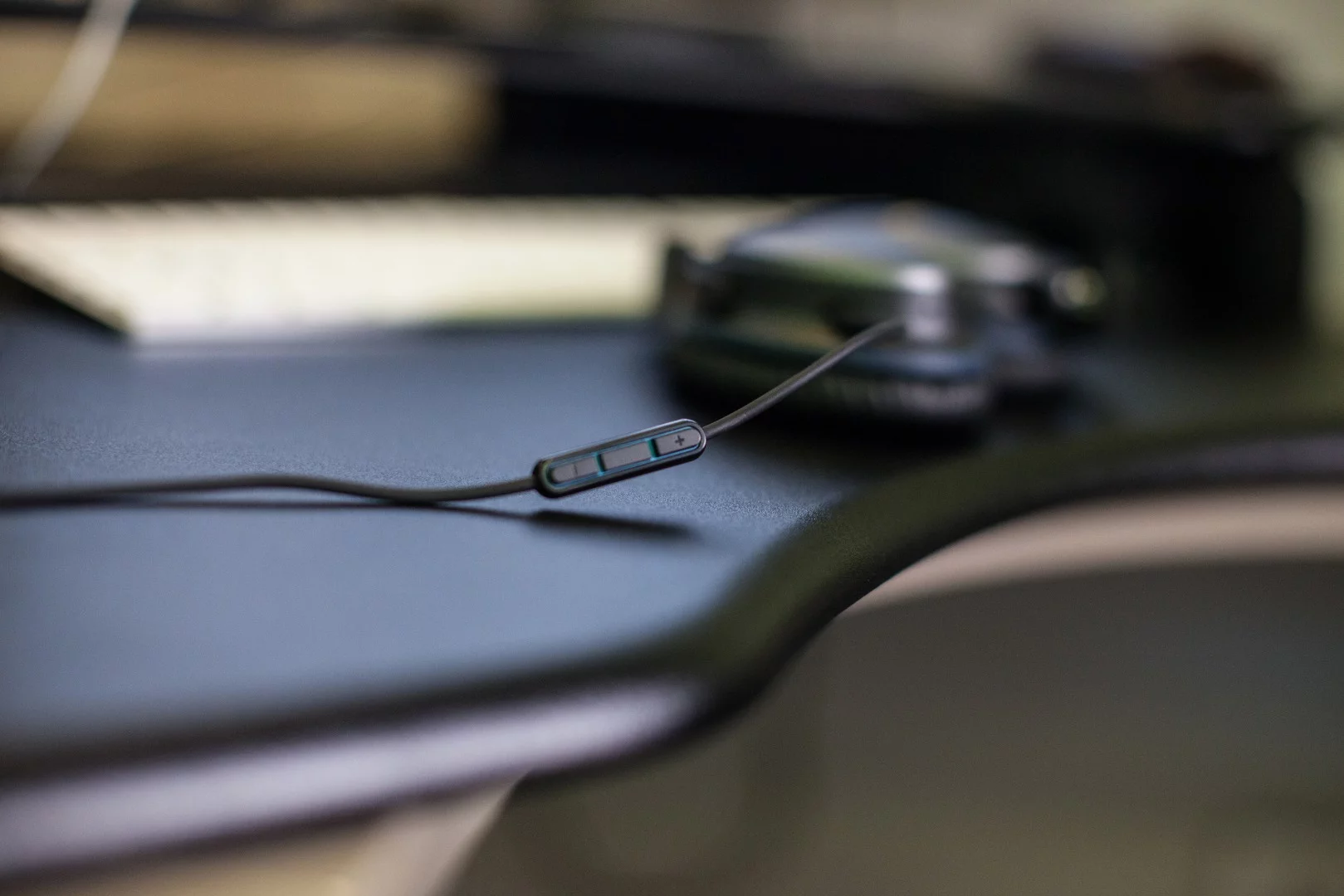 The 56 in (142 cm) cable also features an in-line three-button remote for pausing or skipping tracks, along with a mic for taking calls with both Android and iOS devices that captures your voice quite clearly.