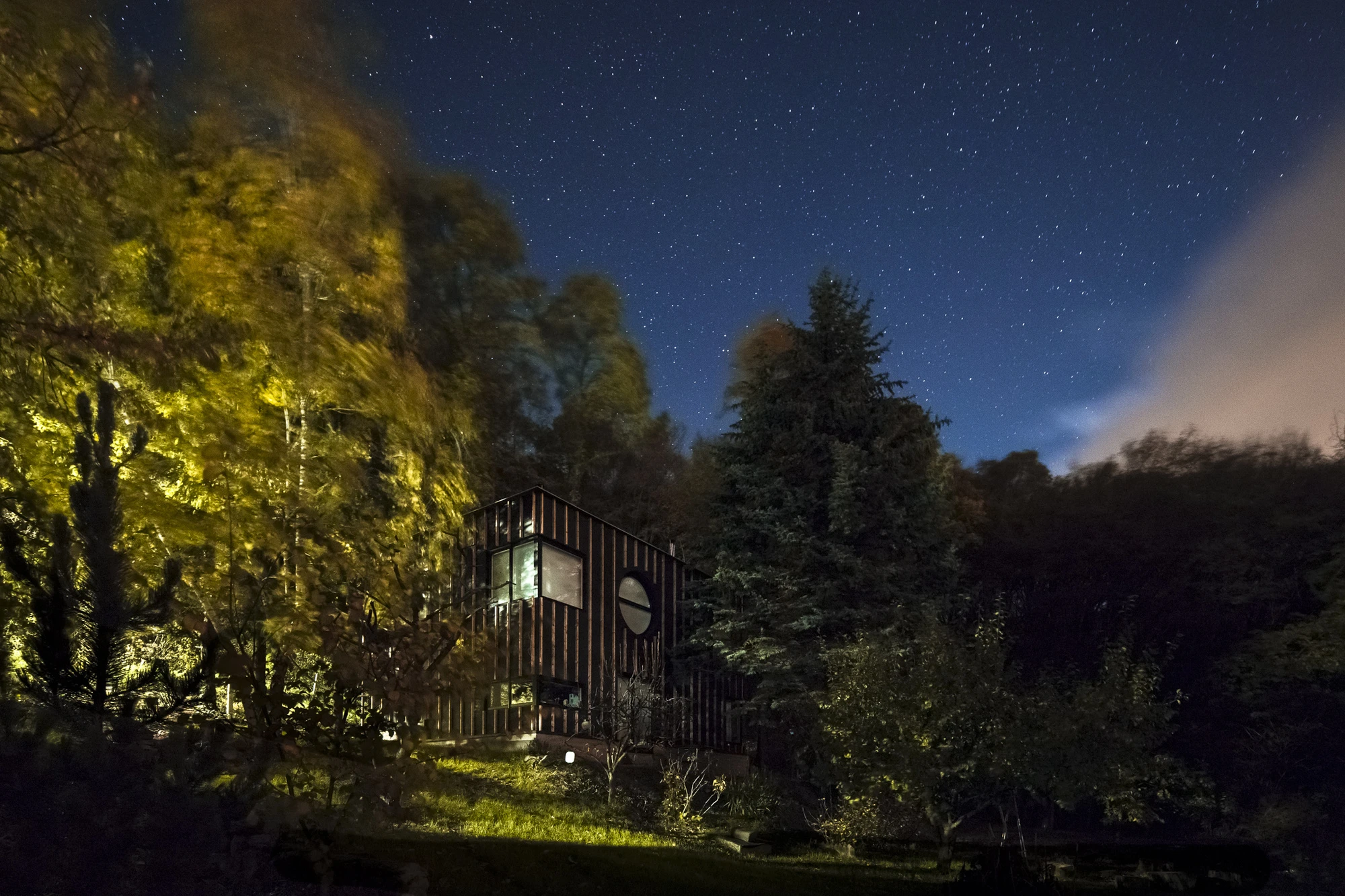 The house was covered with a simple black UV-resistant facade membrane (Photo: Zsolt Batár)