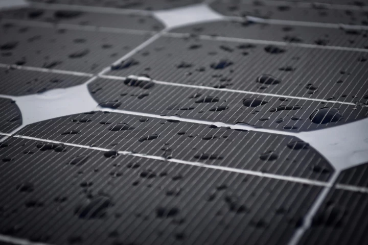 A team led by Qunwei Tang is developing solar cells that generate electricity not only from the sun, but also raindrops