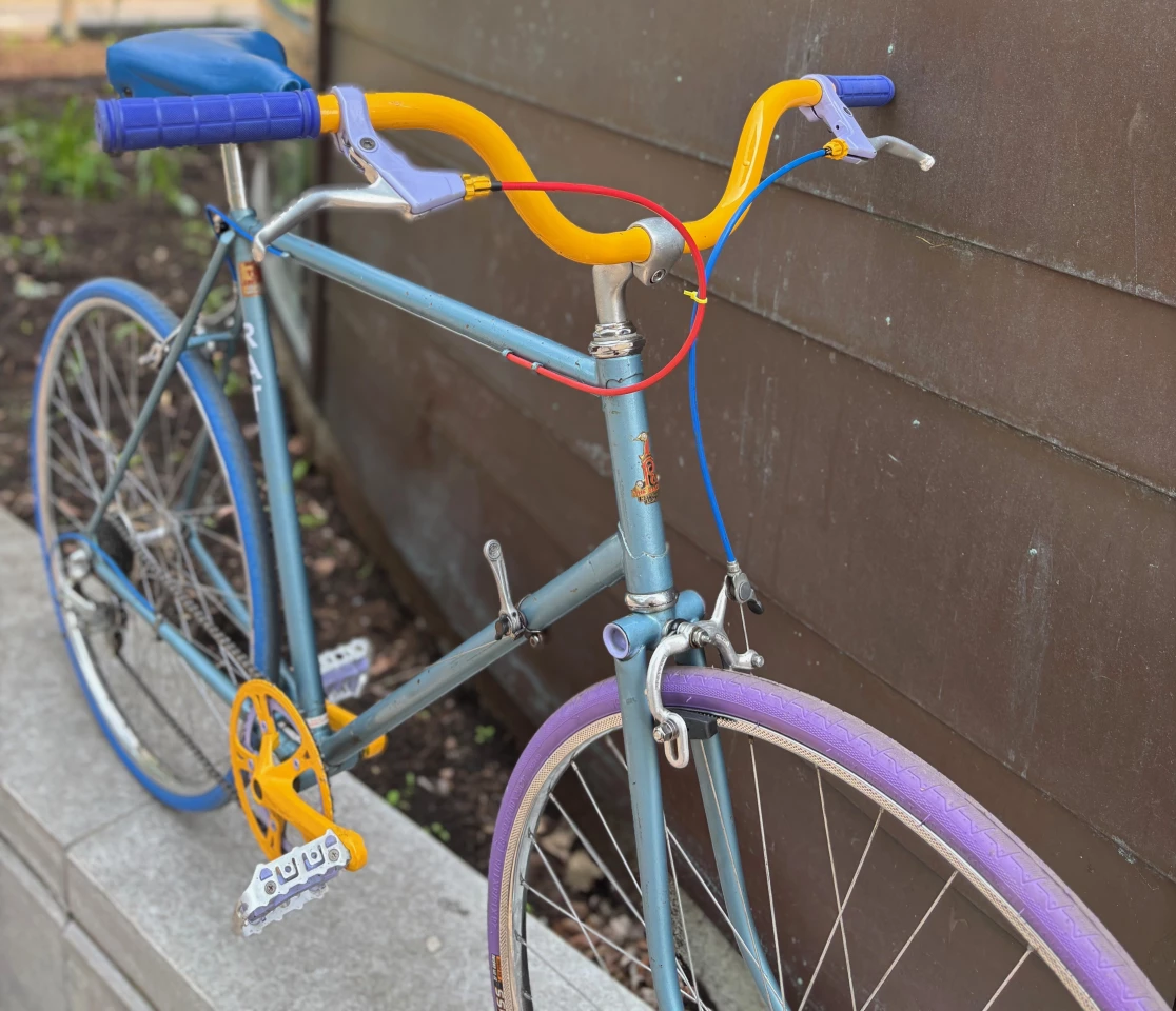 The yellow bars and crankset really pop