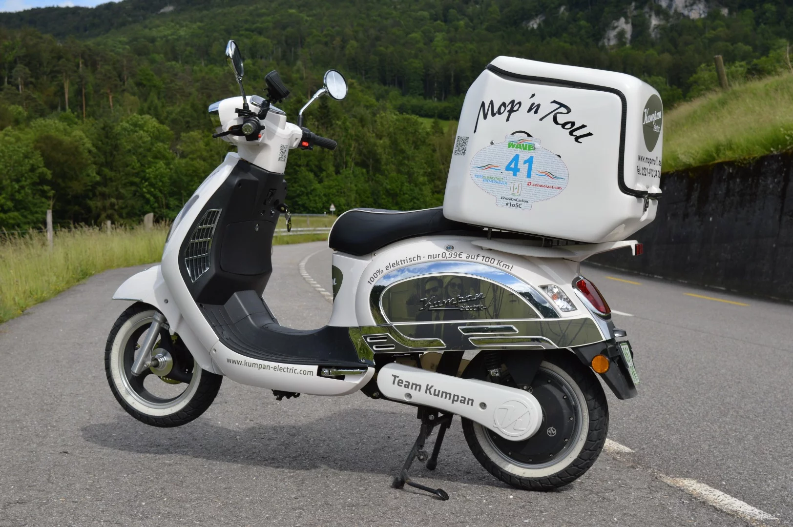 The large pizza box carried almost 40 kg of weight, lifting the center of mass and making the scooter a bit more nervous - but didn't mess up its easy and friendly disposition