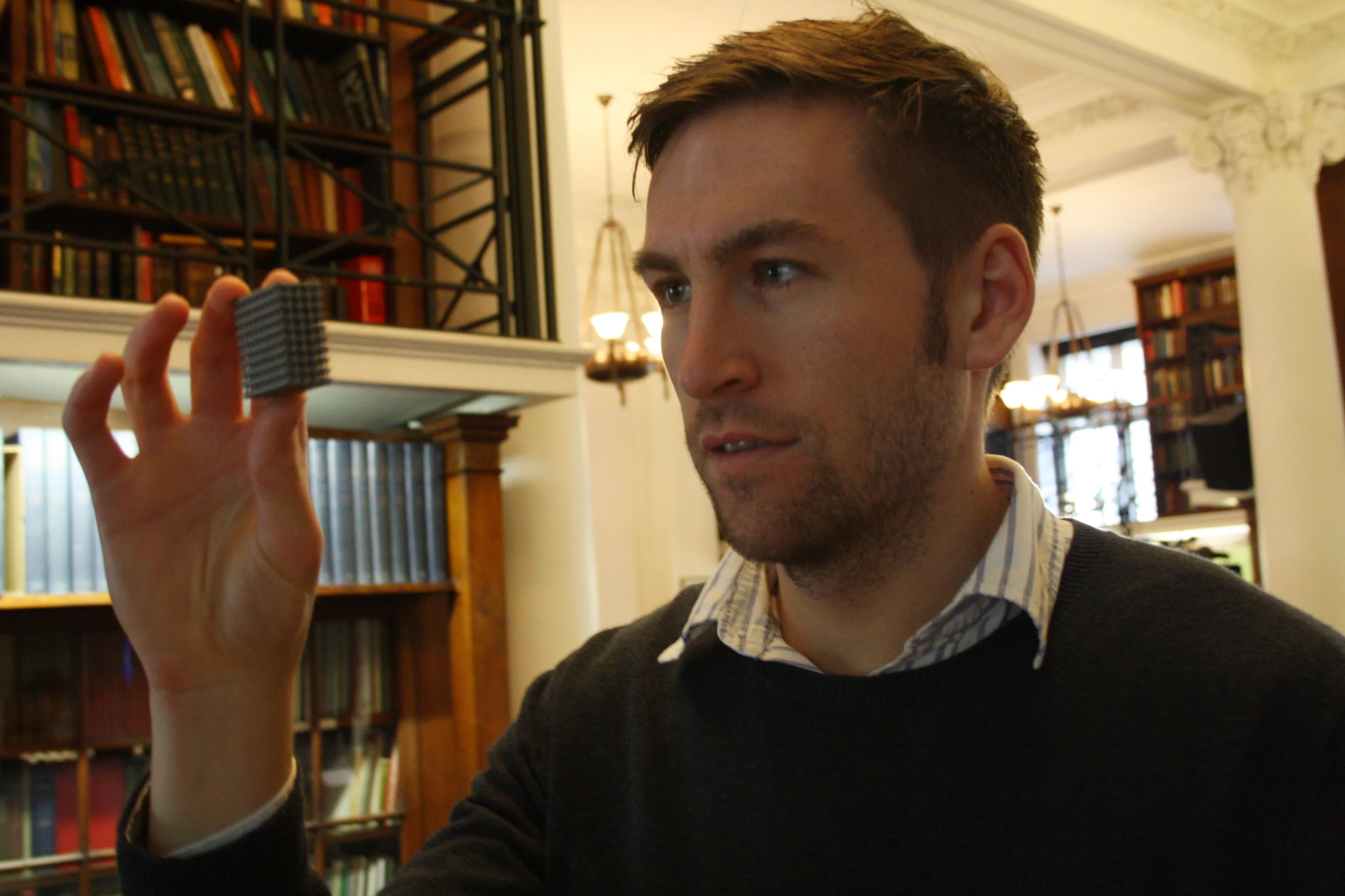 Participant at a press conference at the London Science Museum observes a 3D printed metallic object (Photo: ESA-N. Vicente)