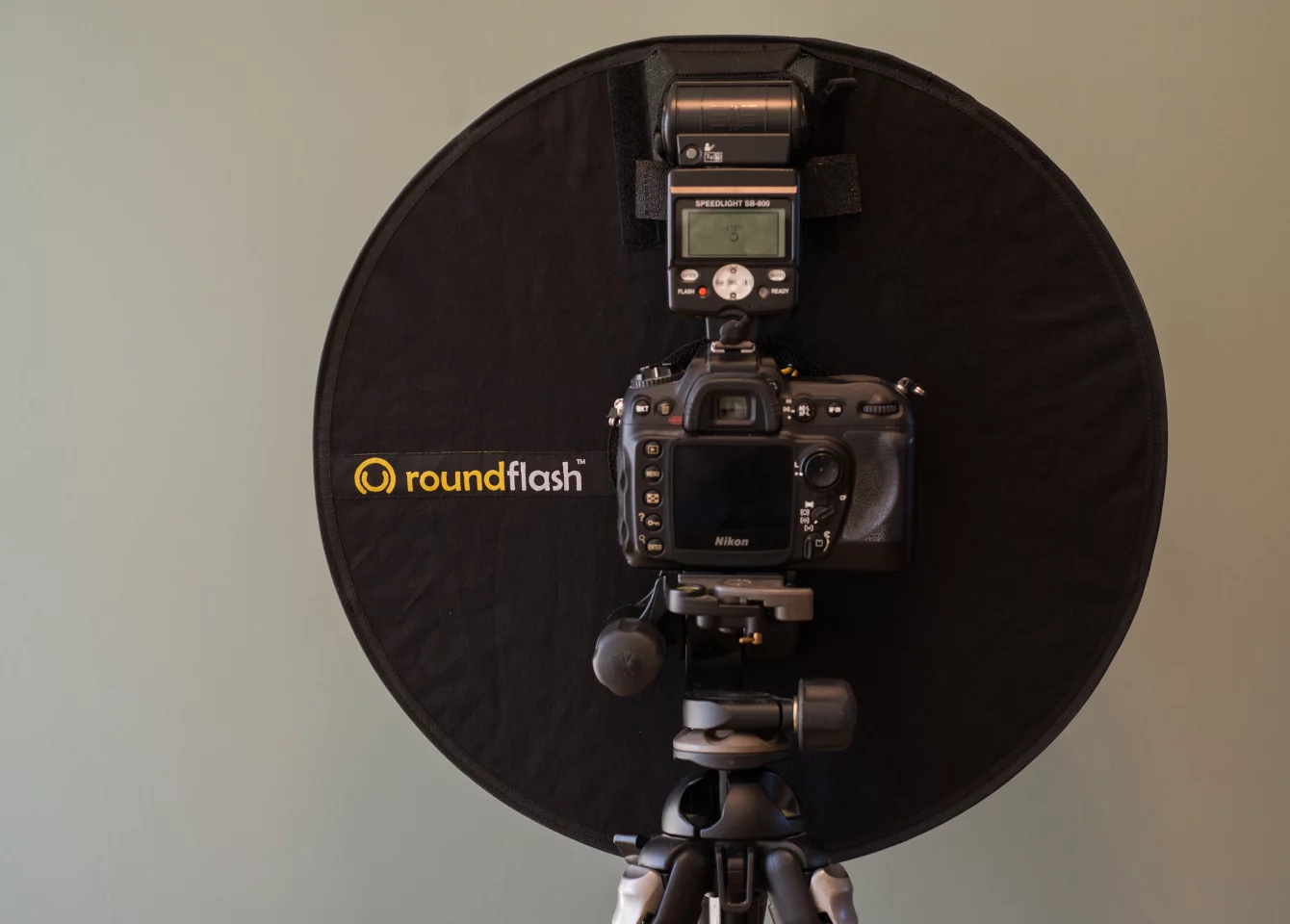 The RoundFlash Ring mounted on a camera (Photo: Simon Crisp/Gizmag.com)